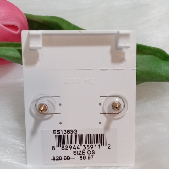 New Gold and Pearl Studs - Picture 3 of 3